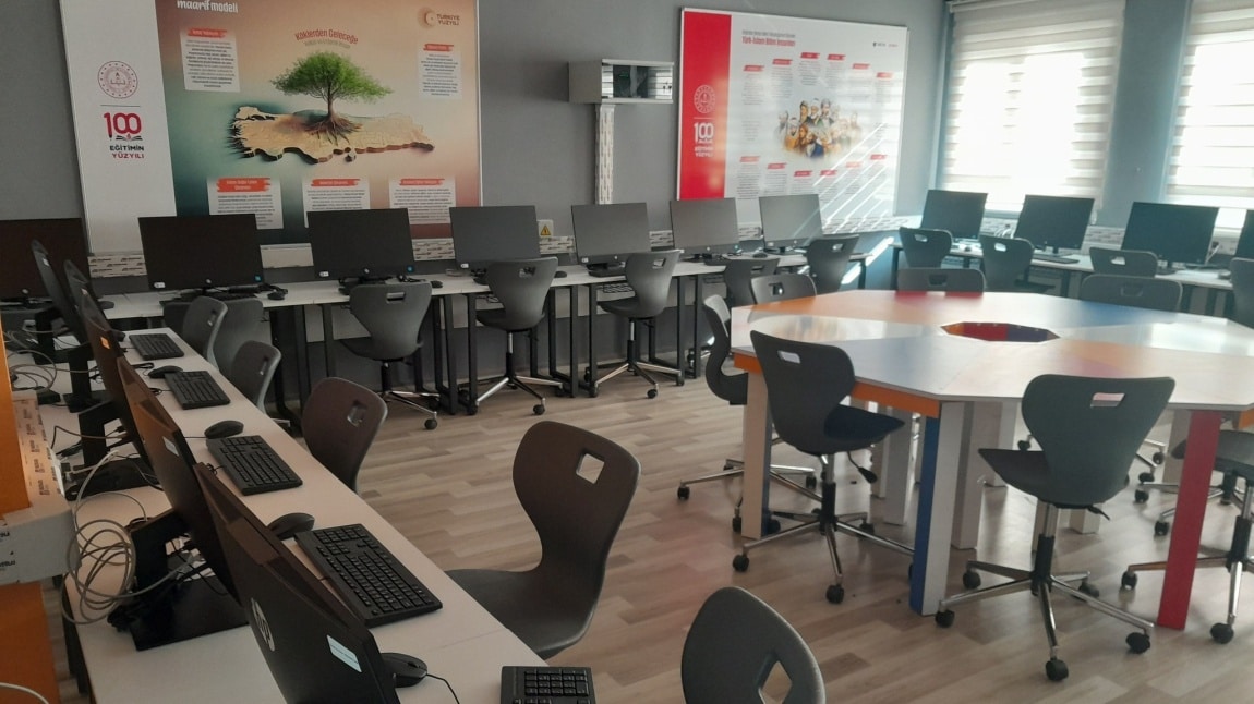 Okulumuzda  Milli Eğitim Bakanlığı 1500 Adet BT Laboratuvarı ve 500 Adet Yenilikçi Sınıf Altyapı Kurulumu Projesi kapsamında Bilişim Teknolojileri Sınıfı açılmıştır.